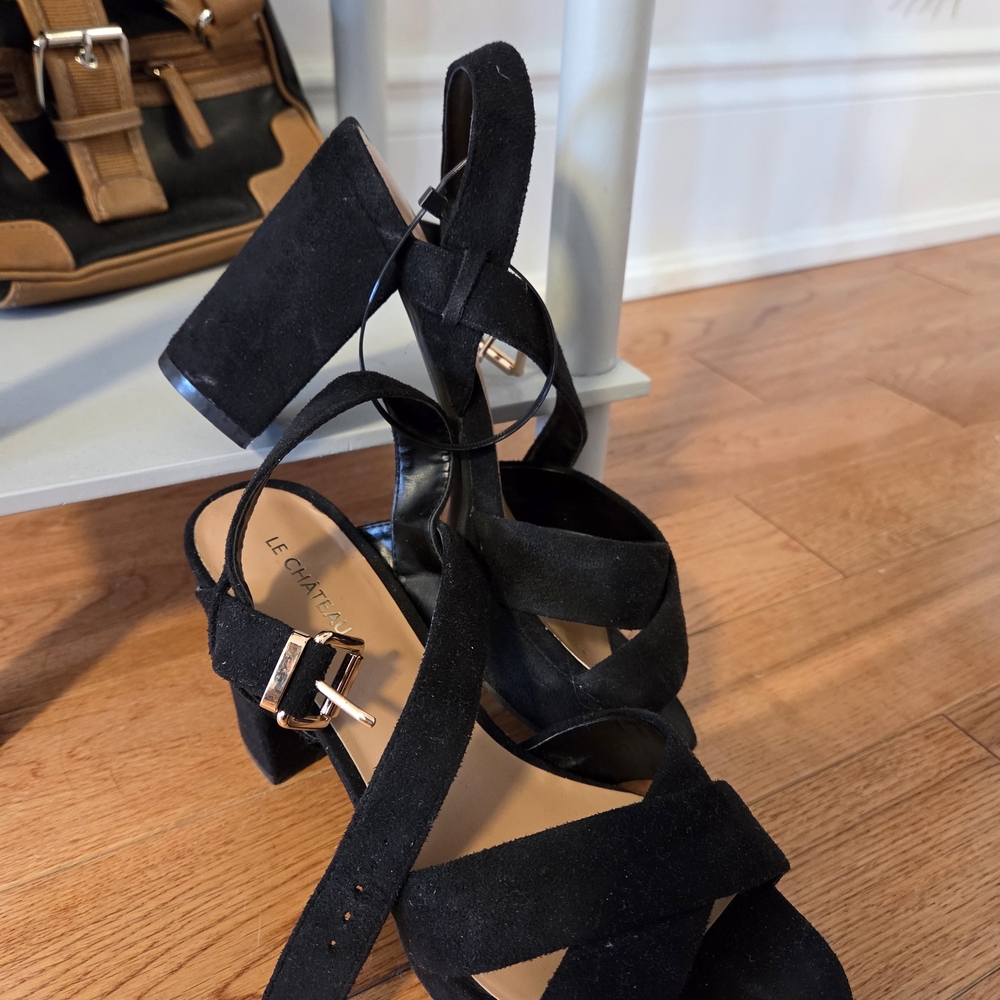 le chateau Black Women's Sandals